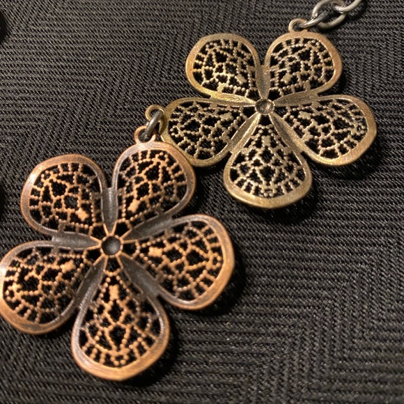 Paparazzi Accessories ‘No Common Daisy’ Mixed-Metal Necklace & Earring Set - Picture 3 of 4